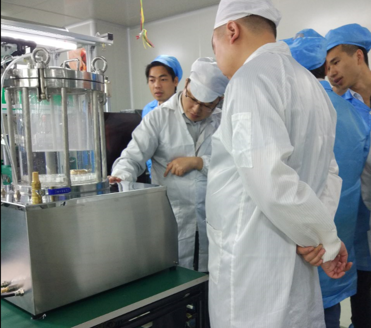 天富勵德工程師現(xiàn)場防水測試-廣州岳信