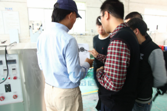 岳信工程師為客戶講解IPX56噴水試驗箱的設(shè)計
