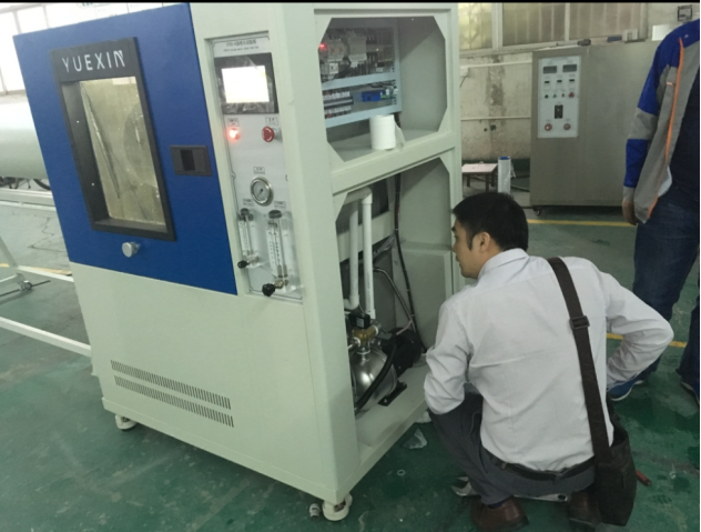 客戶檢查IP65防水試驗箱內(nèi)部配置