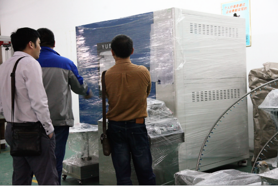 帶客戶參觀其他待出貨的防水測試設(shè)備